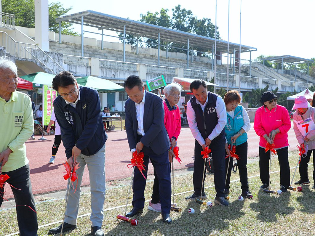 ▲縣長翁章梁等人為賽事開球。(圖/嘉義縣政府提供)