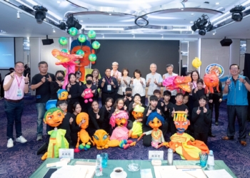 ▲嘉義市大同國小長年扎根藝術教育,以精彩黑光劇表演獲得全國偶劇比賽特優。(圖/嘉義市政府提供)