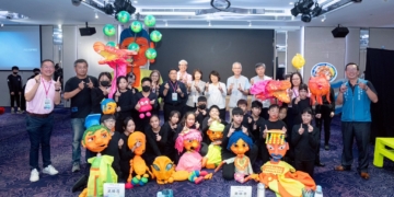 ▲嘉義市大同國小長年扎根藝術教育，以精彩黑光劇表演獲得全國偶劇比賽特優。(圖/嘉義市政府提供)