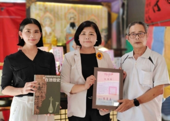 ▲縣長張麗善今(1)日至靈堂頒贈表揚狀，感念李春生藝師保存傳承傳統表演藝術之用心。（圖/雲林縣政府提供）