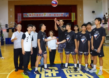 ▲市長黃敏惠與吳岱豪共同為賽事開球。(圖/嘉義市政府提供)