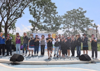 ▲縣長張麗善等人持水槍射水，為虎尾632高地公園親水園區揭幕，現場氣氛熱鬧歡樂。(圖/雲林縣政府提供)