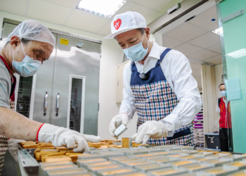 ▲縣長翁章梁到庇護工場烘培土鳳梨酥，以行動力挺嘉縣身障秋節禮盒。（圖/嘉義縣政府提供）