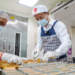 ▲縣長翁章梁到庇護工場烘培土鳳梨酥，以行動力挺嘉縣身障秋節禮盒。（圖/嘉義縣政府提供）