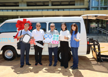 ▲理周教育學苑攜手股市名師─蕭明道、朱家泓、謝佳穎捐贈復康巴士，送愛心到雲林。(圖/雲林縣政府提供)