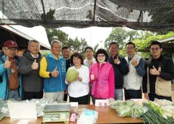 ▲市長黃敏惠對於長竹市民農園展現有機農法的生命ㄌㄧ感到十分驚艷。（圖/嘉義市政府提供）