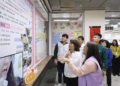 ▲市長黃敏惠親身走訪主題展，感受滿滿溫馨氛圍。(圖/嘉義市政府提供)