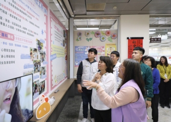 ▲市長黃敏惠親身走訪主題展，感受滿滿溫馨氛圍。(圖/嘉義市政府提供)