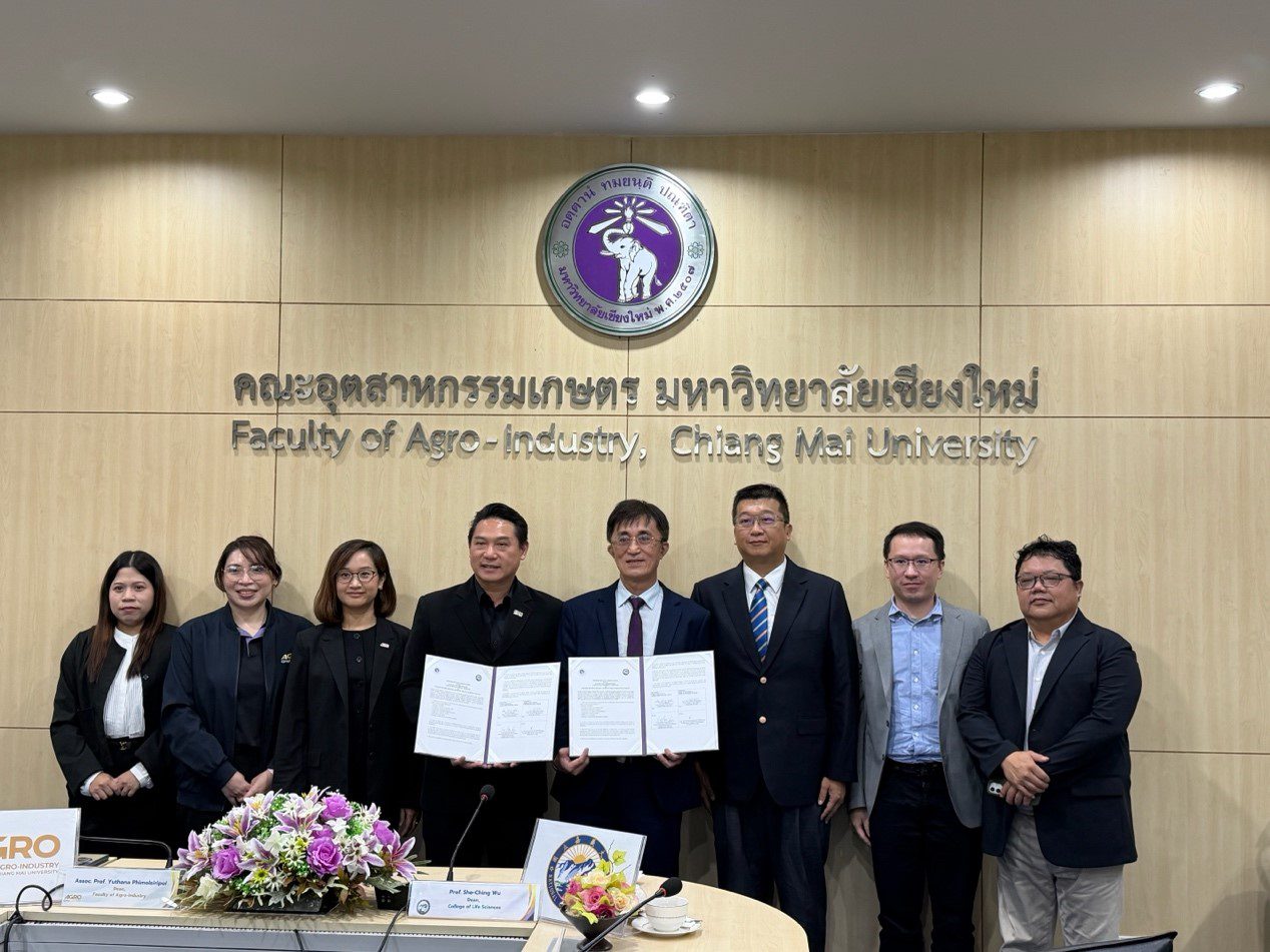 ▲嘉義大學代表團(右4生命科學院院長吳思敬,右3食品科學系主任呂英震)與清邁大學農業工程學院正式簽署學術合作備忘錄。(圖/嘉義大學提供)