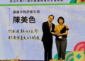 ▲嘉義市政府衛生局關懷員陳美色榮獲衛生福利部疾病管制署頒發「卓越貢獻獎」。(圖/嘉義市政府提供)