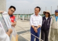 ▲縣長翁章梁聽取簡報，了解提高抽水量能並廣設滯洪池的成效。(圖/嘉義縣政府提供)