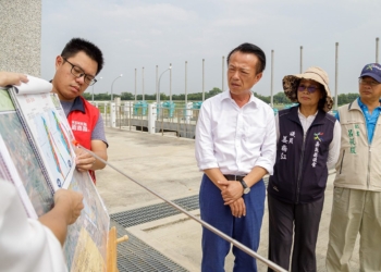 ▲縣長翁章梁聽取簡報，了解提高抽水量能並廣設滯洪池的成效。(圖/嘉義縣政府提供)
