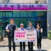 ▲台灣電力公司嘉義區營業處拋磚引玉，前往「嘉義市實物銀行」捐贈2萬元物資基金。(圖/嘉義市政府提供)