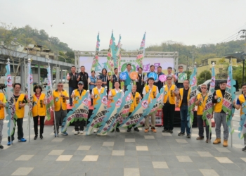 ▲嘉義縣18鄉鎮市公所接受防蚊大軍授旗，向登革熱病媒蚊宣戰。（圖/嘉義縣政府提供）