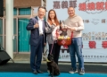 ▲民眾當場領養療癒犬，縣長翁章梁特別送上嫁妝祝福。（圖/嘉義縣政府提供）