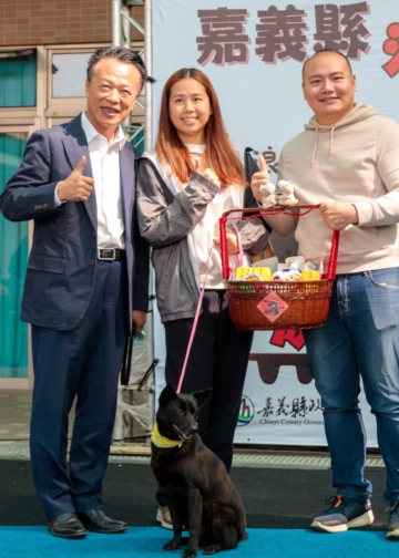 ▲民眾當場領養療癒犬，縣長翁章梁特別送上嫁妝祝福。（圖/嘉義縣政府提供）