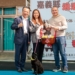 ▲民眾當場領養療癒犬，縣長翁章梁特別送上嫁妝祝福。（圖/嘉義縣政府提供）