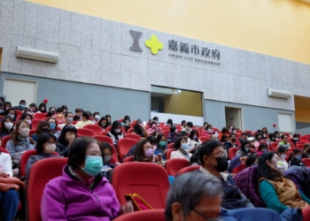 ▲講座吸引許多父母蒞臨，仔細筆記每一項重點。（圖/嘉義市政府提供）