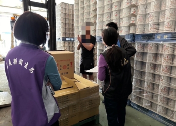 ▲衛生局第一時間追查問題辣椒粉流向。（圖/嘉義縣政府提供）