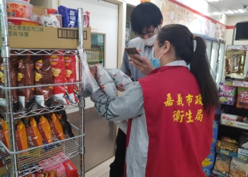 ▲嘉市衛生局人員即刻針對轄內各販售場域展開全面稽查，為市民朋友守護食品安全。(圖/嘉義市政府提供)