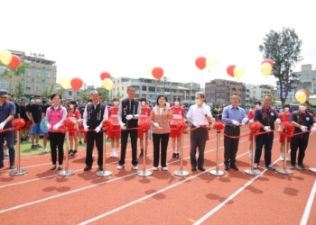 ▲縣長張麗善等人為建國國中新建操場落成剪綵。(圖/雲林縣政府提供)