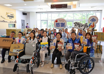 ▲中華民國兒童及老人照護協會攜手李福田夫婦、聖迪斯哥文教基金會捐贈愛心物資。。(圖/雲林縣政府提供)