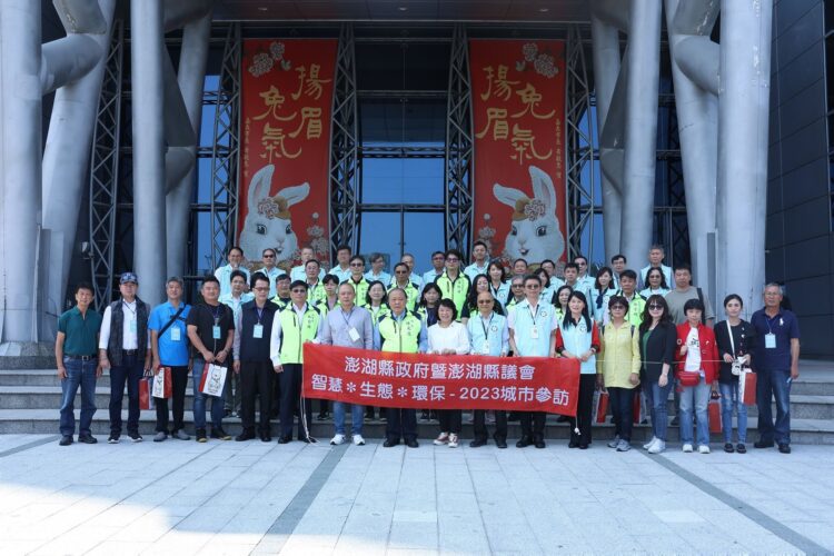 ▲市長黃敏惠(中)熱情歡迎澎湖縣長陳光復率領各局處主管、澎湖縣副議長藍凱元以及多位議員前來參訪。(圖/嘉義市政府提供)