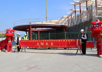 ▲由縣長張麗善、維多利亞國民小學附設幼兒園董事長李佳芬繫上紅綾，再圓滿完成吊掛上樑儀式。(圖/雲林縣政府提供)