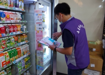 ▲嘉義縣衛生局抽驗轄區冰飲品店。(圖/嘉義縣政府提供)