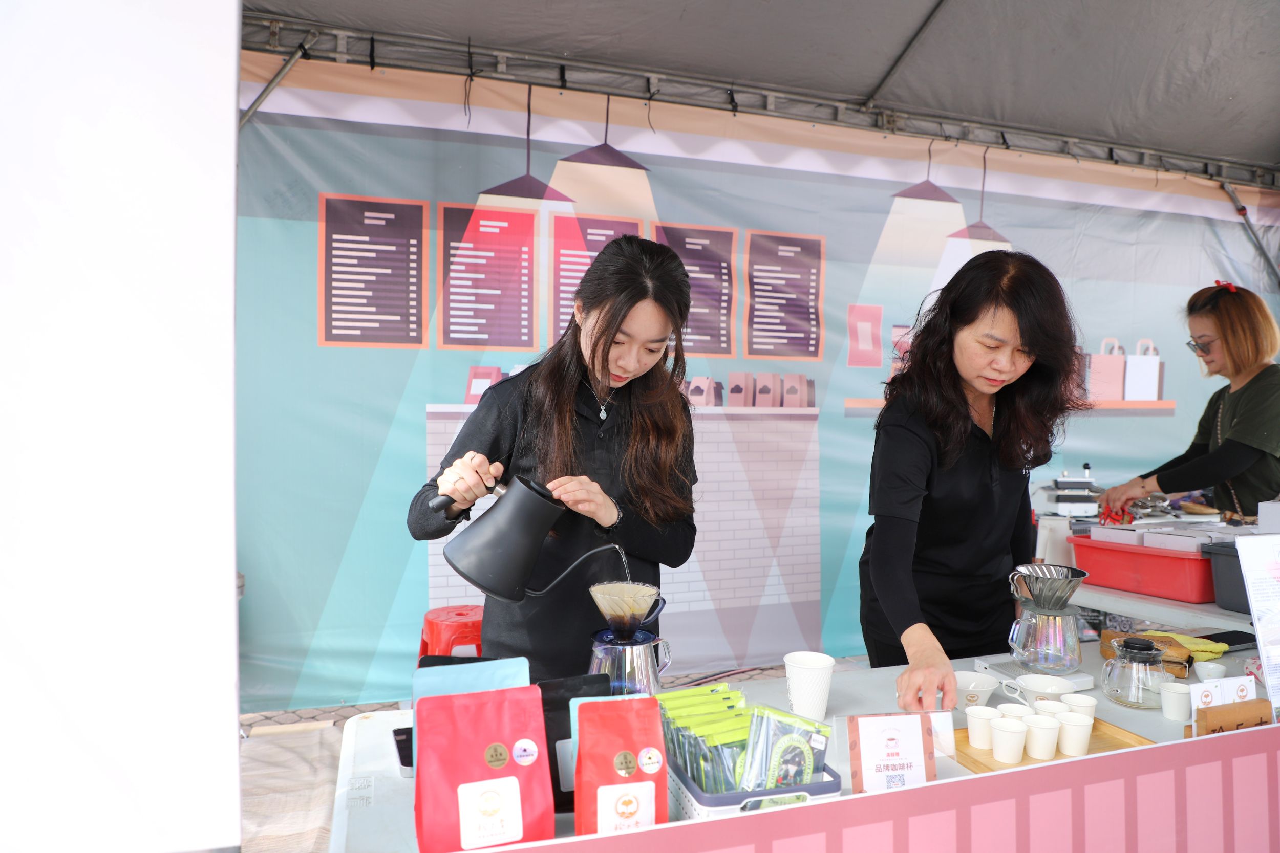 ▲「啡嚐嘉義館」用一杯咖啡帶民眾漫遊阿里山。(圖/嘉義縣政府提供)