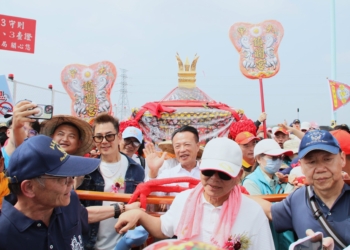 ▲嘉義縣長翁章梁恭迎大甲媽祖鑾轎進入新港鄉。（圖/嘉義縣政府提供）