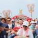 ▲嘉義縣長翁章梁恭迎大甲媽祖鑾轎進入新港鄉。(圖/嘉義縣政府提供)