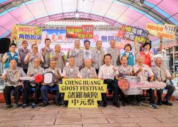 ▲嘉義城隍廟捐贈復康巴士，助脊髓損傷者及長輩出行。（圖/嘉義縣政府提供）