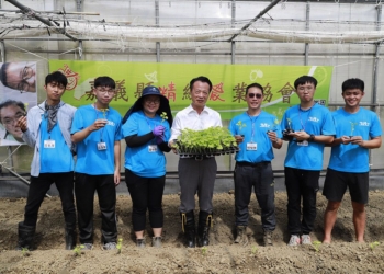▲縣長翁章梁與青年園主種下甜瓜苗。（圖/嘉義縣政府提供）