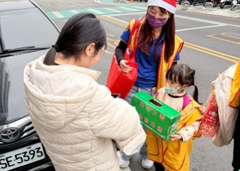 ▲南山人壽同仁陪伴院民慶生並進行街頭義賣，將義賣所得全數投入「送禮到家」公益行動。(圖/創世基金會提供)