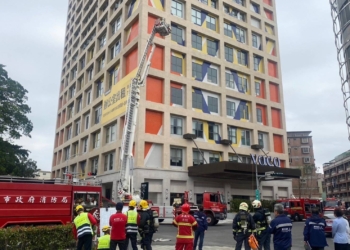▲嘉義市消防局特於春節前來到「福容大飯店」進行大型消防組合訓練，提升提升高層建築物搶救效能。(圖/嘉義市政府提供)