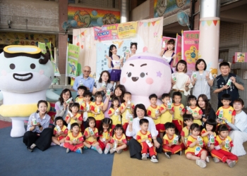 ▲饗賓集團及耐斯企業今（27）日聯合捐贈洗手乳給嘉義市幼兒園。(圖/嘉義市政府提供)