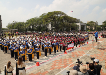 ▲美國UCLA棕熊行進樂隊與嘉義縣東石國中及竹崎高中樂旗隊共同交流演出。(圖/嘉義縣政府提供)