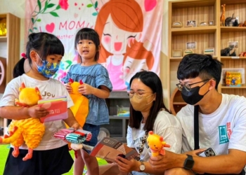 ▲新生兒大禮包好玩實用。(圖/嘉義縣政府提供)