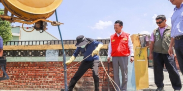 ▲縣長翁章梁關心災後清溝、消毒情形。（圖/嘉義縣政府提供）
