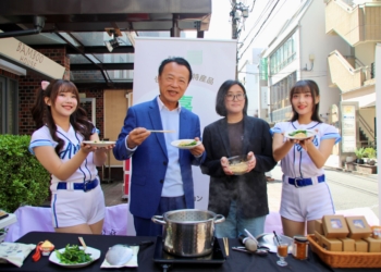 ▲嘉義縣長翁章梁與富邦悍將啦啦隊成員示範台式乾拌麵料理，並提供試吃。（圖/嘉義縣政府提供）