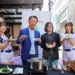 ▲嘉義縣長翁章梁與富邦悍將啦啦隊成員示範台式乾拌麵料理,並提供試吃。(圖/嘉義縣政府提供)