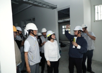 ▲市長黃敏惠率隊視察興安國小新建幼兒園園舍工程。(圖/嘉義市政府提供)