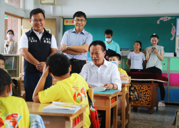 ▲縣長翁章梁至新港鄉文昌國小視察課桌椅更新情形。(圖/嘉義縣政府提供)
