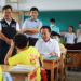 ▲縣長翁章梁至新港鄉文昌國小視察課桌椅更新情形。(圖/嘉義縣政府提供)