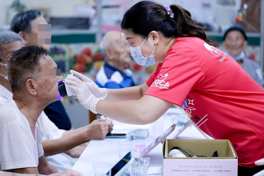 ▲嘉義市政府引進「數位照光板」5秒檢測牙菌斑,落實智慧照護。(圖/嘉義市政府提供)