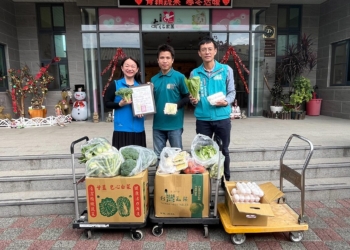 ▲嘉義青創公司「青穎蔬果」攜手勞青處贈蔬菜傳愛心。（圖/嘉義縣政府提供）