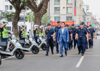 ▲縣長翁章梁主持新購警用車輛授車及校閱儀式。（圖/嘉義縣政府提供）