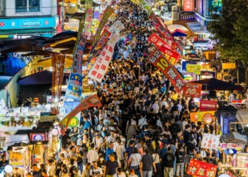 ▲嘉義市政府推出「振興商圈夜市券」，邀請民眾把握春節假期蒞臨嘉義市買好買滿。(圖/嘉義市政府提供)