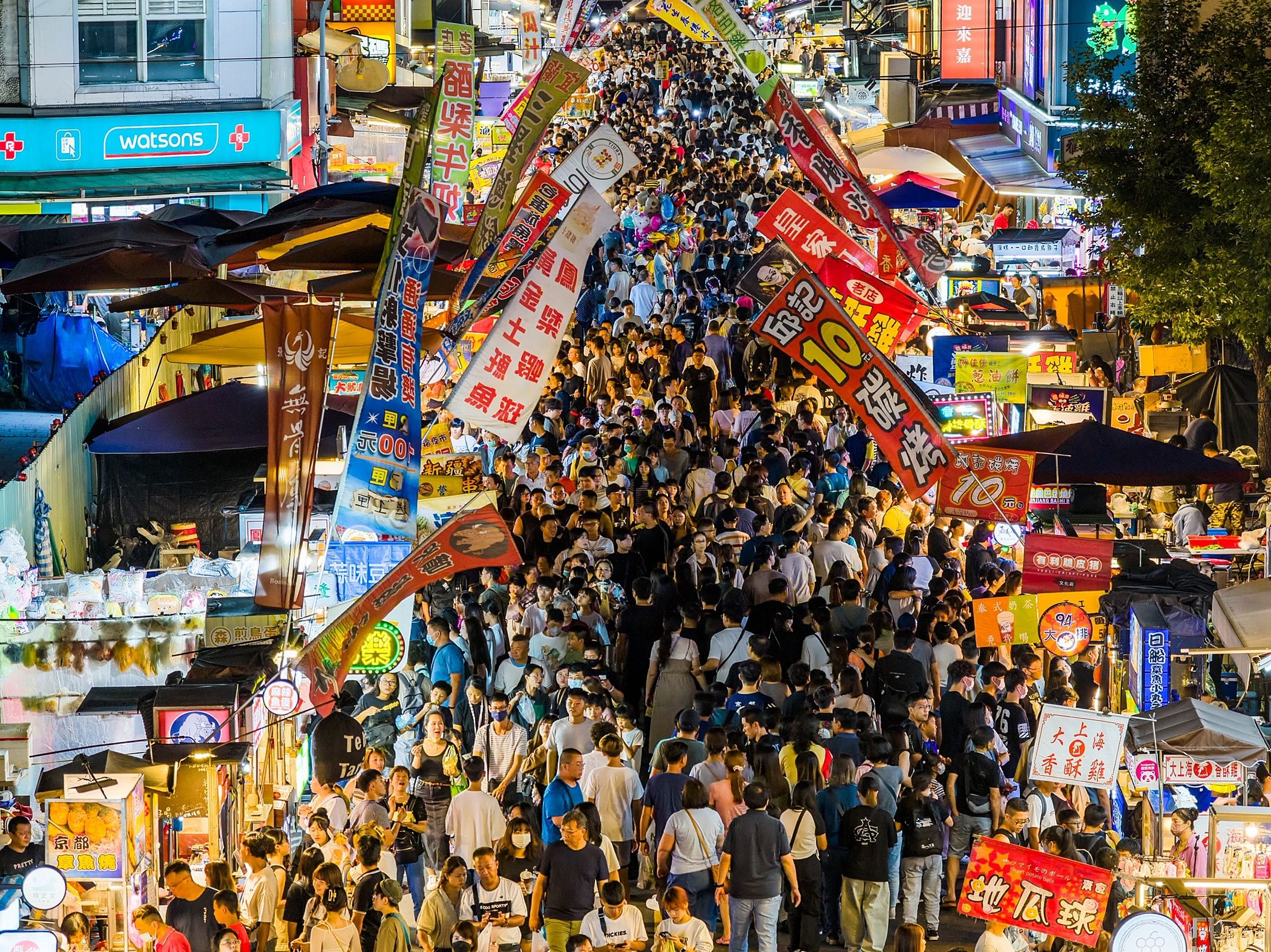 ▲嘉義市政府推出「振興商圈夜市券」,邀請民眾把握春節假期蒞臨嘉義市買好買滿。(圖/嘉義市政府提供)